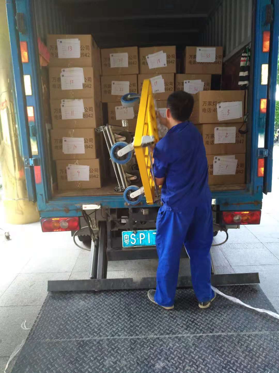  在深圳搬家怎么辦，萬家燈火搬家公司告訴你！